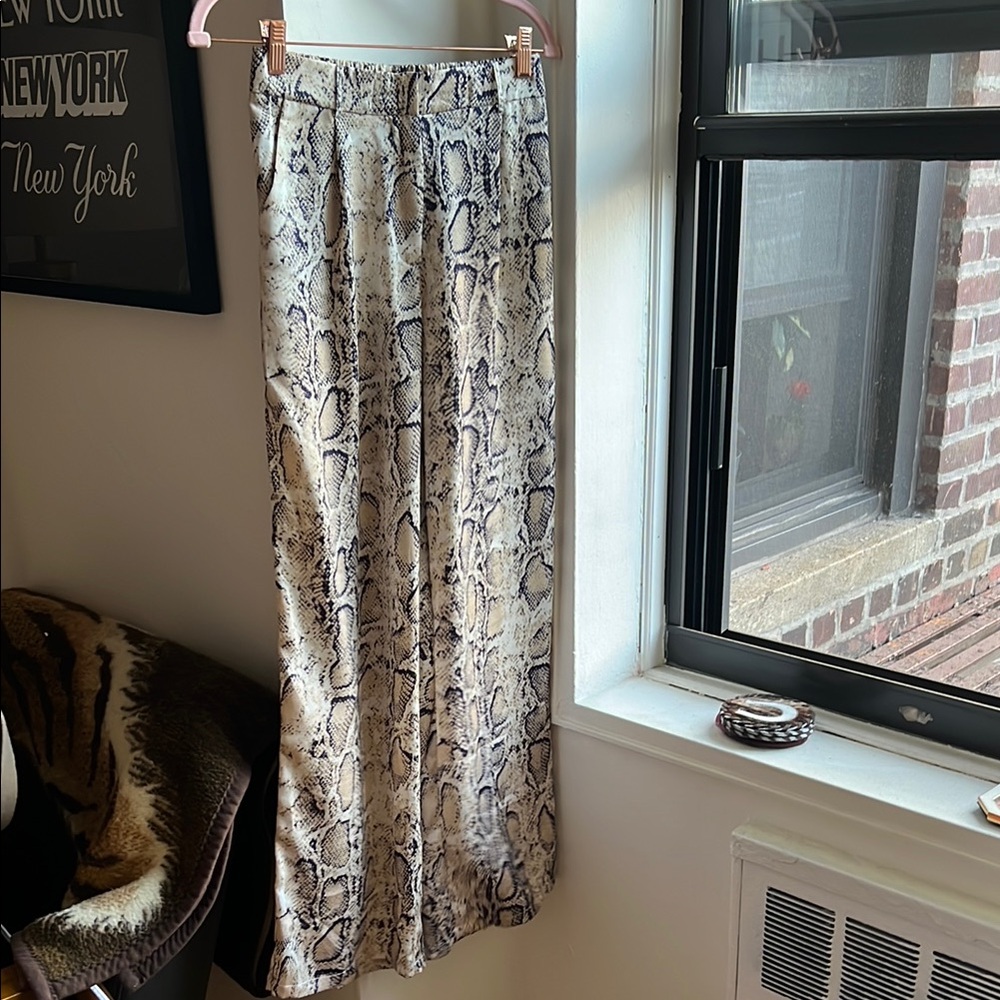 ***LIKE NEW*** Chic Snakeskin Print‎ Wide leg Pants